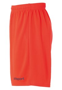 Heldere oranje shorts gemaakt van een lichtgewicht, ademend materiaal. Beschikt over een elastische tailleband en een klein marineblauw logo op de onderkant links.