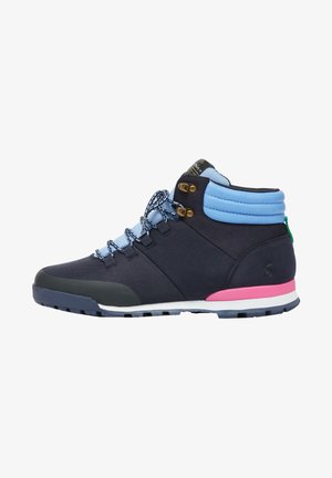 Botte de randonnée bleu marine avec col rembourré bleu clair, lacets à motifs, accent rose au talon et semelle robuste pour usage extérieur.