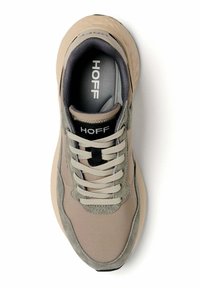 Sneaker beige e grigio con lacci, dettagli in suede e logo "HOFF" sulla linguetta e sulla soletta, mostrato dall'alto su uno sfondo bianco.