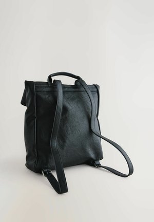 Černý batoh z texturované umělé kůže. Má dvě ramenní popruhy a horní rukojeť, strukturovaný tvar s minimální kovovou výbavou.