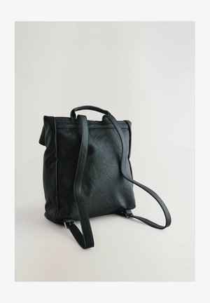 Černý batoh z texturované umělé kůže. Má dvě ramenní popruhy a horní rukojeť, strukturovaný tvar s minimální kovovou výbavou.