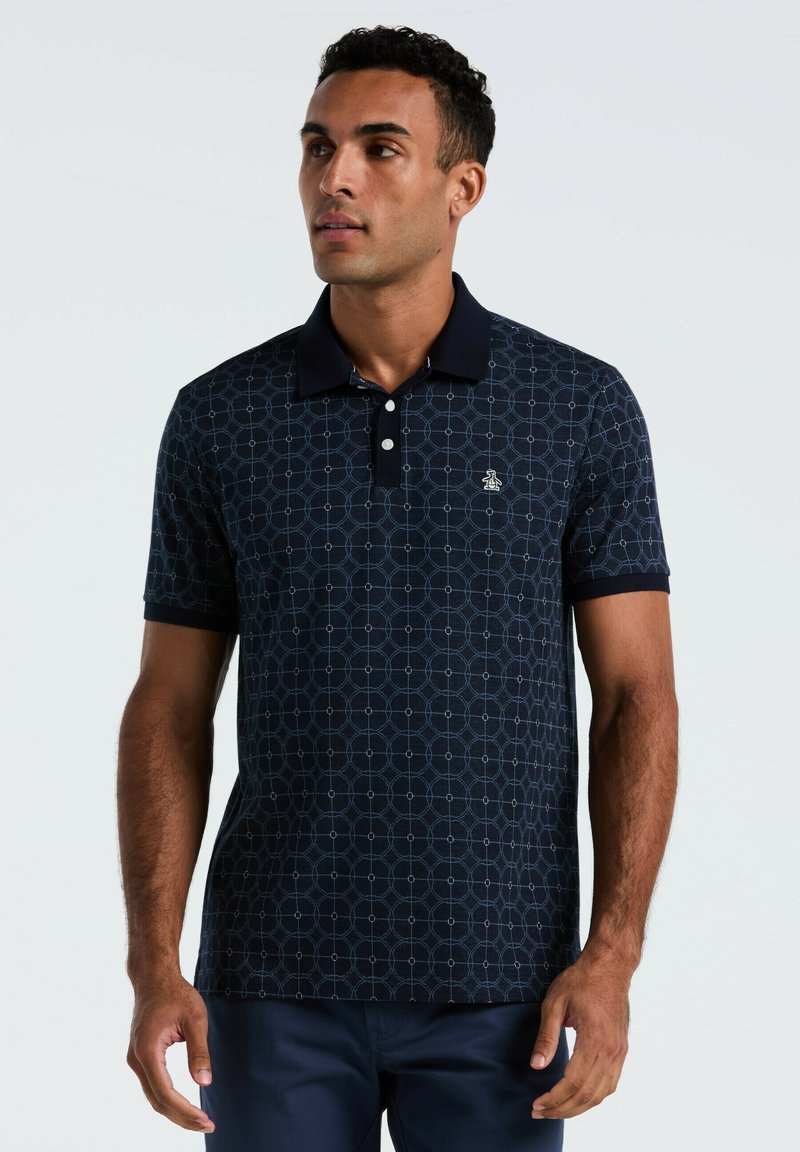 Marineblaues Poloshirt mit geometrischem Muster in Hellblau, kurzen Ärmeln und einem Kragen. Weiße Knöpfe und ein kleines Logo auf der Brust.