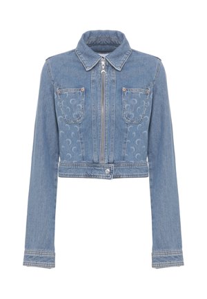 Giacca di jeans blu corta con zip frontale, due tasche sul petto, colletto, maniche lunghe e motivo sottile sulle pannellature delle tasche.