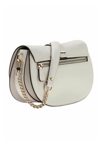 Sac à main en cuir de forme arrondie, de couleur gris clair, avec des détails en chaîne dorée. Comprend une poche avant zippée et une bandoulière réglable.