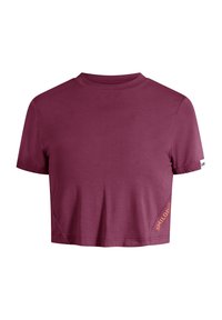 T-shirt à manches courtes coupé en bordeaux profond, fabriqué en tissu doux. Présente un logo sur le côté en orange et un col rond. Design simple.