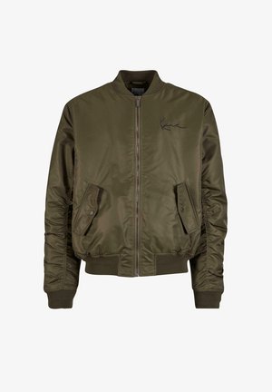 Olive rohelise bomber-jakket, millel on lukuga eesmine osa, soonikuga mansetid ja äär, küljetaskud ja tikand vasakul rinnal. Sile sünteetiline materjal.