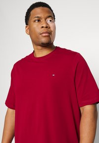 Tommy Hilfiger TEE - T-shirt básica - rouge