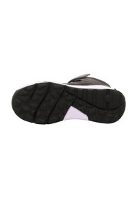 Schwarze Sport-schuhsohle mit strukturiertem Gummi für Grip, ausgestattet mit einem weißen Akzent und einem ausgeprägten Profilmuster für Traktion.