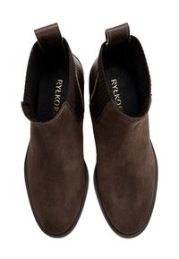 Brązowe zamszowe botki za kostkę charakteryzują się gładkim wzornictwem z żeberkowymi elastycznymi bocznymi panelami oraz pętelkami ułatwiającymi zakładanie. Czarne teksturowane wykończenie wewnętrzne.