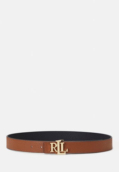 Ceinture en cuir marron avec une finition texturée, dotée d'une boucle « RL » dorée et d'une doublure intérieure noire lisse. Trous circulaires pour l'ajustement.