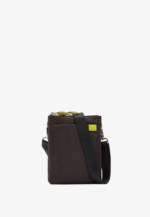 Ciemnobrązowa torebka na ramię z czarnym regulowanym paskiem, przednią kieszenią oraz żółtym suwakiem i naszywką z logo.
