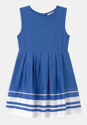 Hihaton sininen mekko, jossa on laskostettu yläosa ja liehukehelma, jossa vaakaraitoja sinisenä ja valkoisena helmassa. Takana kiinnitys.