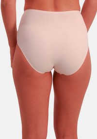 Beżowa bielizna z wysokim stanem o gładkiej fakturze, zaprojektowana dla komfortu, z delikatnym przeszyciem i bez widocznych szwów.
