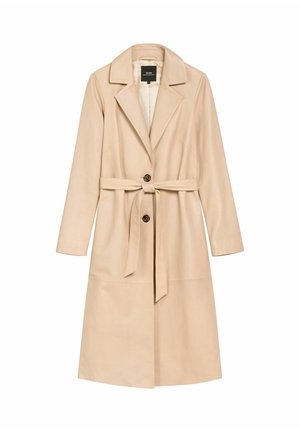 Jasny beżowy płaszcz trencz wykonany ze skóry, z wyciętym kołnierzem, długimi rękawami i wiązanym w pasie. Posiada przedni zamek na podwójne guziki.