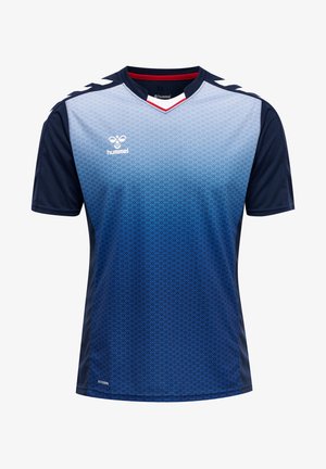 Marinblå sportströja med en gradientdesign från ljusblått till mörkblått, geometriskt mönster och en kontrasterande röd krage. Hummel-logotypen visas.