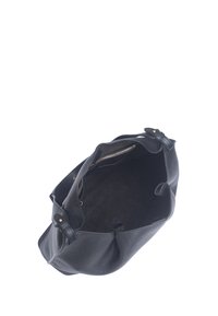 Sac à main en cuir noir avec une surface texturée, ouverture supérieure et détails en métal doré. L'intérieur est doublé de tissu noir.