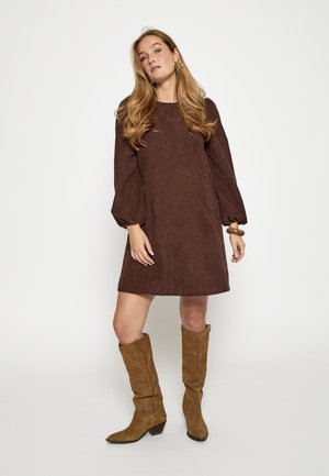 BETTY  - Gebreide jurk - coffee bean brown