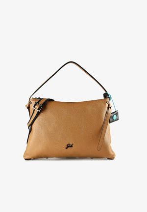 Bolso de mano de cuero marrón texturizado con correa negra ajustable, pequeño logo en el frente y etiqueta negra adjunta con cuerda azul.