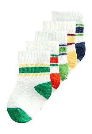 Päť párov bielych členkových ponožiek s farebnými špičkami, pätami a pruhmi v zelenej, červenej, modrej, žltej a tmavomodrej farbe, usporiadaných vo vystriedanom rade.