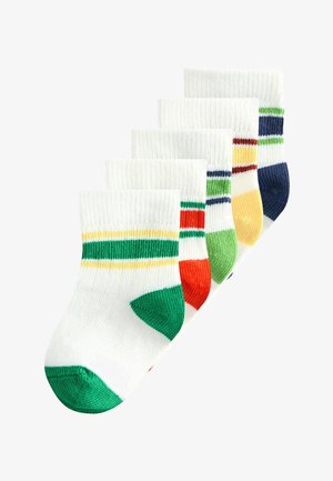 Pet pari bijelih gležnjačnih čarapa s obojenim vrhovima, petama i prugama u zelenoj, crvenoj, plavoj, žutoj i mornarsko plavoj boji, raspoređene u pomaknuti red.