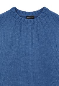 Blauer, gerippter Pullover aus weichem Material. Verfügt über einen klassischen Rundhalsausschnitt und ein Etikett mit "CALLIOPE" und Größeninformationen.
