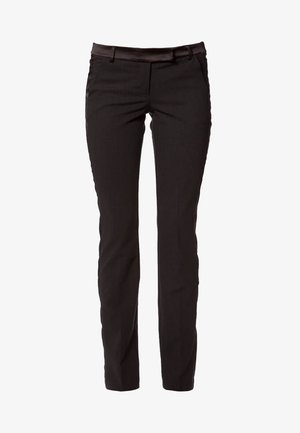 Czarne dopasowane spodnie wykonane z gładkiego materiału. Posiadają prostą nogawkę, pasek w talii i szlufki na pasek. Brak widocznych wzorów lub akcentów.