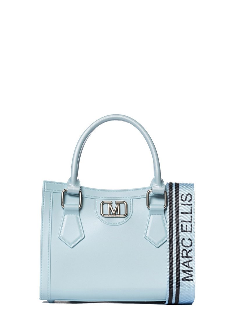 Sac à main bleu clair en matériau brillant, avec une forme structurée, des accents en argent et une bandoulière en tissu arborant "MARC ELLIS" et des rayures.