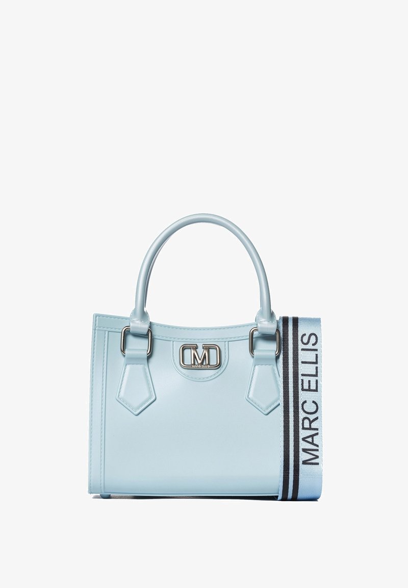 Sac à main bleu clair en matériau brillant, avec une forme structurée, des accents en argent et une bandoulière en tissu arborant "MARC ELLIS" et des rayures.