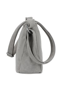 Graue Wildledertasche mit runder Form, ausgestattet mit einem Schlaufenhenkel und einem verstellbaren Schulterriemen. Glatte Textur mit subtiler Schattierung. Sichtbare Akzentbeschläge.