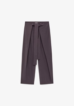 Pantalon large en tissu gris foncé uni, doté d'un lien noué à l'avant, coupe décontractée et longueur à la cheville avec une texture lisse.