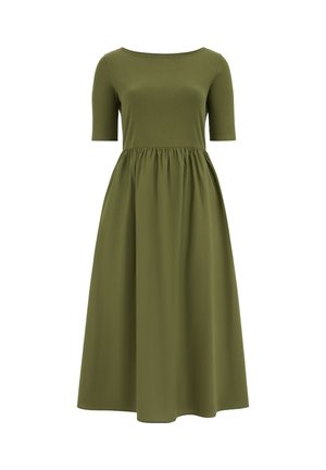 Robe vert olive en tissu doux avec un corsage côtelé, des manches courtes et une jupe fluide cintrée à la taille.