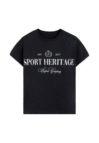 Camiseta de algodón negra con manga corta y cuello redondo. Texto blanco que imprime "HERENCIA DEPORTIVA" y "EST. 2017" en la parte frontal. Diseño sencillo.