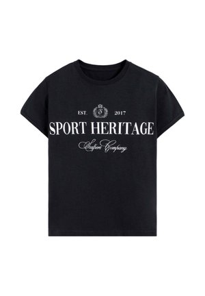Camiseta de algodón negra con manga corta y cuello redondo. Texto blanco que imprime "HERENCIA DEPORTIVA" y "EST. 2017" en la parte frontal. Diseño sencillo.