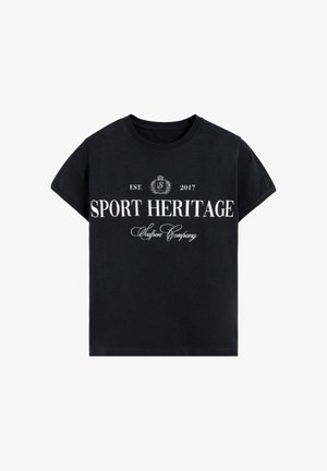 Camiseta de algodón negra con manga corta y cuello redondo. Texto blanco que imprime "HERENCIA DEPORTIVA" y "EST. 2017" en la parte frontal. Diseño sencillo.