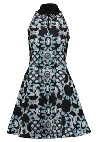 Robe noire avec un col licou et un col orné, présentant un motif géométrique bleu et argenté. Jupe évasée, texture de tissu lisse.