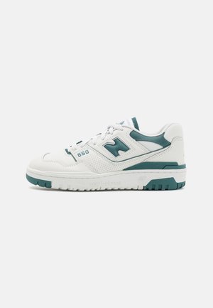 Baskets New Balance 550 blanches et bleu sarcelle avec lacets, détails perforés et logo sur le côté et la semelle, vues de profil sur fond blanc.