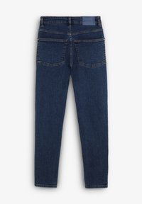 Jeans in denim blu scuro con vestibilità dritta, dotati di due tasche posteriori, un'etichetta sul cinturino e un design pulito e minimal.