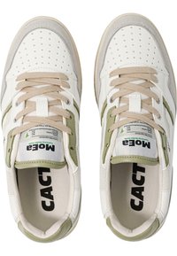 Witte sneakers met groene accenten en beige veters. Beschikt over een geperforeerde neus, een gevoerde binnenkant en een logo op de tong.