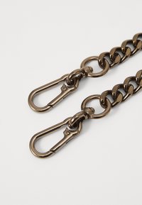 Bronsfärgad metallkedja med dubbla klämkrokar. Länkarna är tjocka och rundade, med en blanka yta. Designad för hållbarhet och stil.