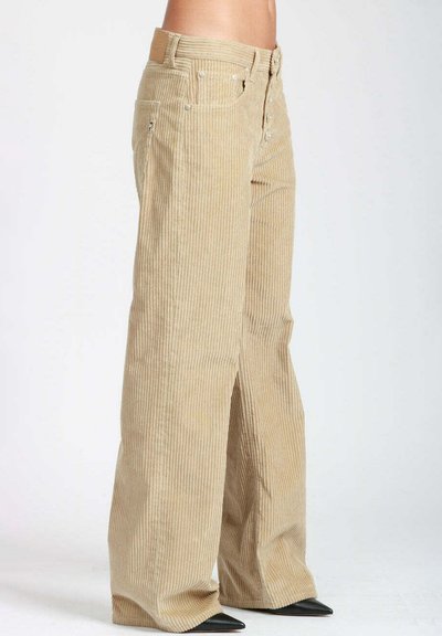 Pantaloni beige in corduroy a gamba larga con righe verticali, tasche frontali e vita aderente. Etichetta in pelle distintiva sul retro.