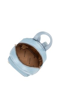 Bolso de mano tejido en azul claro con cierre de cremallera. Cuenta con un asa superior redonda y un forro interior liso con el nombre de la marca impreso.
