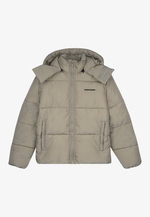 Gai pelēks puff jacket ar kapuci, ar rāvējslēdzēju priekšā, divām sānu kabatām un logotipu uz krūšu daļas. Akcentēts ar plecu svītrām.