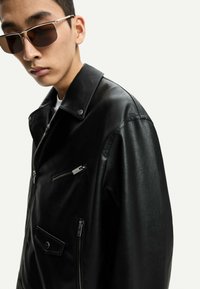 Bershka Bunda z nepravej kože - black