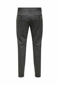 Pantalon slim gris foncé avec deux poches arrière boutonnées et passants pour ceinture, vu de dos sur fond blanc.