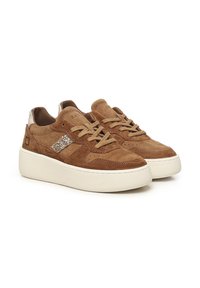 Bruine suède sneakers met een witte rubberen zool, voorzien van een glitteraccent aan de zijkant, ronde neus en vetersluiting aan de voorkant. Geverfde afwerking.