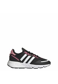 Zapatillas deportivas negras con acentos en blanco y rosa, parte superior de malla, suela blanca gruesa y tres rayas blancas. Presentan un talón texturizado y cordones.