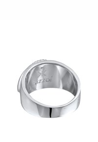 Metalring med en polerad silverfinish, med släta kanter och en subtil gravyr av logotypen invändigt. Enkel, modern design.