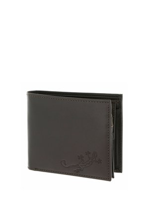 Portefeuille en cuir marron foncé pliable avec un motif de gecko embossé sur le coin avant, légèrement ouvert montrant les compartiments intérieurs.