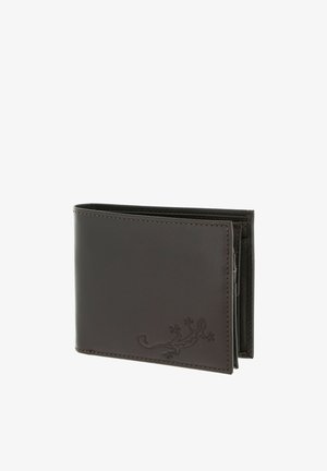 Cartera bifold de piel marrón oscuro con diseño en relieve de un gecko en la esquina frontal, ligeramente abierta mostrando los compartimentos interiores.