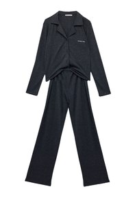 Conjunto de loungewear gris oscuro que incluye una camiseta con botones y cuello, y pantalones de pierna ancha, confeccionados en un material suave. Logo bordado "Sunday Club" en la parte superior.